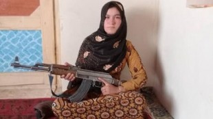 Una niña afgana mata a dos combatientes talibanes con un AK47 después de que asesinaran a sus padres [ENG]