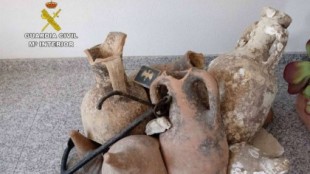 Recuperadas 13 ánforas romanas del siglo I que decoraban un establecimiento de congelados en Alicante