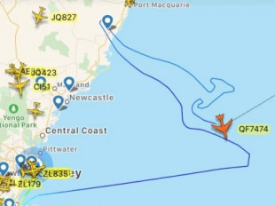 El vetusto 747 de Qantas se despide para siempre de Australia dibujando un canguro en el cielo de Sydney