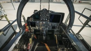 Una piloto te explica para qué sirve cada botón en la cabina del F-15 [EN]