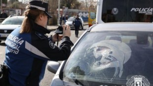 La Policía rescata a un bebé llorando y sudando en un coche mientras su madre hacía "unas gestiones rápidas"