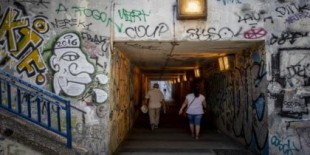 Dos menores estrangulan a una mujer para robarle el móvil en un túnel de Batán: «Me dejaron inconsciente»