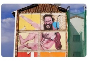 Derriban un edificio en Pamplona y aparece un mural de El Tenista de Krakovia en pelotas