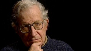 Noam Chomsky: "Estados Unidos está dirigido por el sector empresarial” para sus propios beneficios"