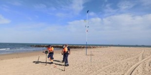 Aparecen destrozados más de 80 marcadores de distancia de seguridad de dos playas de Chipiona