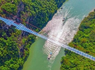 China inaugura el puente de cristal más largo (e impresionante) del mundo