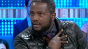 Bertrand Ndongo se ríe de la minusvalía de Echenique: "La tumbona no es lo tuyo, Echeminga"