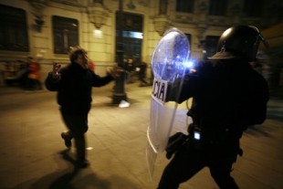 El Ayuntamiento de Madrid, condenado a pagar 14.900 euros por una agresión de un 'antidisturbios' sin identificación