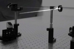 Una cámara ultrarrápida capta cómo rebota la luz entre los espejos