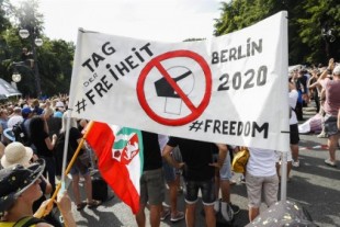 Cerca de 15.000 negacionistas se manifiestan en Berlín contra las medidas restrictivas