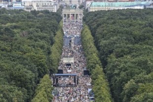 Miles de manifestantes protestan en Berlín contra restricciones por pandemia de covid-19