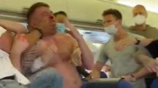 Pelea en un vuelo de Ámsterdam a Ibiza por 2 pasajeros que se negaban a ponerse las mascarillas
