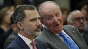 El Rey Juan Carlos anuncia a Felipe VI que se va de España