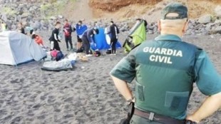 Desalojados 62 campistas que habían quedado para contagiarse el Covid-19 de la playa de Los Patos en Tenerife