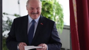 Los sondeos oficiales atribuyen a Lukashenko la victoria en las presidenciales de Bielorrusia