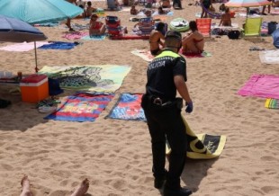 Un municipio de Gerona retira las toallas de quienes las dejan para guardar sitio en la playa