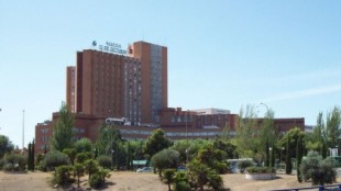 El Hospital 12 de Octubre de Madrid suspende operaciones y prepara cuatro plantas para enfermos covid