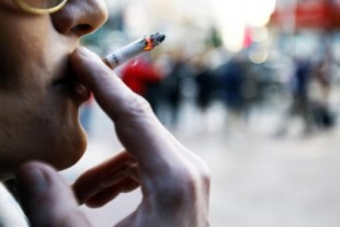 La Generalitat estudia prohibir fumar en la calle sin distancia de seguridad
