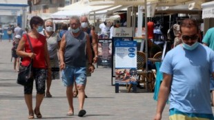 Canarias prohíbe fumar en espacios abiertos e impone mascarilla obligatoria