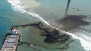 Ya son más de mil toneladas de petróleo las vertidas frente a la Isla de Mauricio