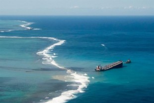El carguero japonés encallado en Mauricio acaba partido en dos durante las maniobras de limpieza