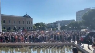 Sin mascarilla o distancia de seguridad: miles de personas se manifiestan en Madrid contra la “plandemia”