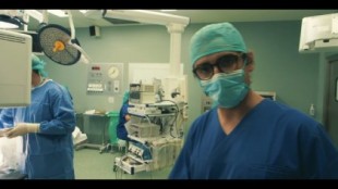 El médico gallego Diego González Rivas vuelve a curar un tumor inoperable (gal)
