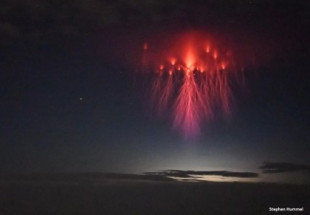 Captan una ‘medusa’ roja en el cielo: ¿qué es realmente?