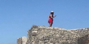 Indignación en Pompeya por una turista que se subió al techo de las termas centrales para hacerse una autofoto