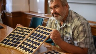 Una pareja halla cientos de monedas de oro y plata del siglo XIV mientras caminaba por un bosque en la República Checa