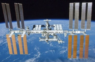 La tripulación de la Estación Espacial Internacional se encierra en el segmento ruso tras una fuga de aire