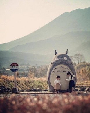 Unos abuelos japoneses hacen un Totoro de tamaño natural como parada de autobús para sus nietos