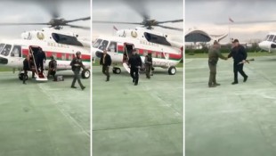 Lukashenko se baja de un helicóptero con un fusil mientras la oposición protesta cerca de su residencia