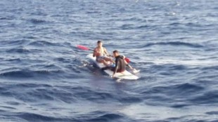 Rescatan a un británico que llevaba tres días a la deriva, sobre una tabla de surf, tras caerse de un barco en Marbella