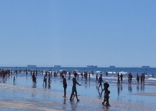 El fenómeno conocido como ‘Fata Morgana’ sorprende a los bañistas de la playa de Punta Umbría