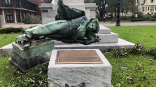 El huracán Laura derriba la estatua confederada después de la votación para mantenerla [EN]