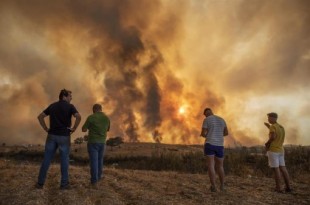 El incendio de Almonaster la Real (Huelva) obliga a evacuar a un total de 2.400 personas