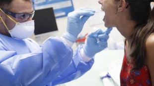 Ribera Salud deriva el análisis de cientos de PCR a hospitales públicos a pesar de tener un contrato por 76 millones de