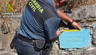 Un septuagenario, identificado por pintadas en placas de topónimos en Chandebrito (Galicia)