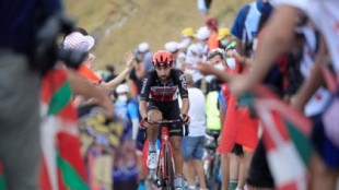 Ni mascarillas, ni distancia: los aficionados del Tour animan con gritos en su cara a los ciclistas en los Pirineos