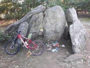 Uno de los grandes dólmenes de Pontevedra convertido en refugio para los botellones [Gal]