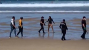 La guerra sucia de la surfista detenida por surfear con coronavirus: "Me amenaza"