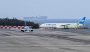 Una pelea entre pasajeros por no llevar mascarilla aborta el despegue de un avión en Gran Canaria