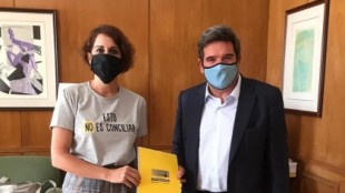 'Malasmadres' entrega a Escrivá 280.000 firmas para imponer el teletrabajo obligatorio