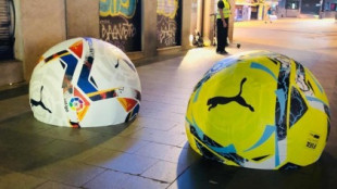 El Ayuntamiento de Madrid retira la publicidad de los balones de LaLiga en bolardos porque la gente le daba patadas
