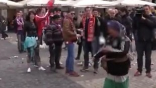 Los hinchas del PSV que humillaron a varias mujeres que pedían limosna les pagarán 1.500 euros a cada una
