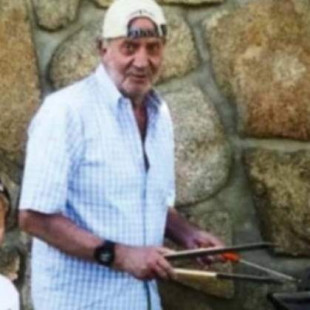 La foto nunca vista del rey Juan Carlos: con la gorra al revés y junto al hijo de Corinna preparando una barbacoa