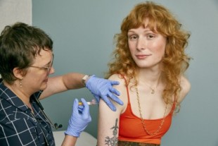 Vacunas DIY, la disparatada ‘moda’ pandémica que se salta la ley y pone en peligro la salud pública