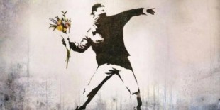 Banksy pierde los derechos de autor de «Lanzador de flores» por mantener su anonimato