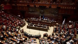 Italia celebra un referéndum para decidir si reduce a un tercio el número de diputados